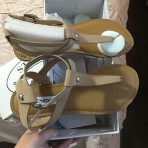 Flat sandals Steve Madden tan 8.5 brand new !